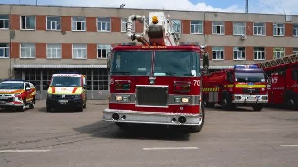 ウクライナのハリコフ 2023年5月25日 大規模な消防車が消防署を離れ 電話がかかります 大都市の救助者の仕事 — ストック動画