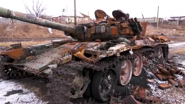 一辆被烧毁的坦克在乌克兰一个村庄的路上被毁 2022 2023年俄乌战争 — 图库视频影像