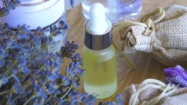 ラベンダーオイル ラベンダーの花束 テーブルの上にドライラベンダーの袋 ラベンダー化粧品のための香水と原料 ソーセージアロマ — ストック動画