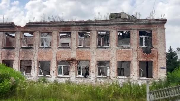Een Gebouw Verwoest Door Artillerie Stakingen Zonder Dak Ramen Russisch — Stockvideo