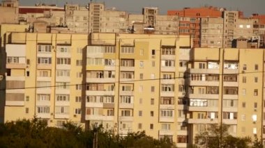 Birkaç tane çok katlı bina var. Yoğun kentsel gelişim şehir manzarası. Panorama.