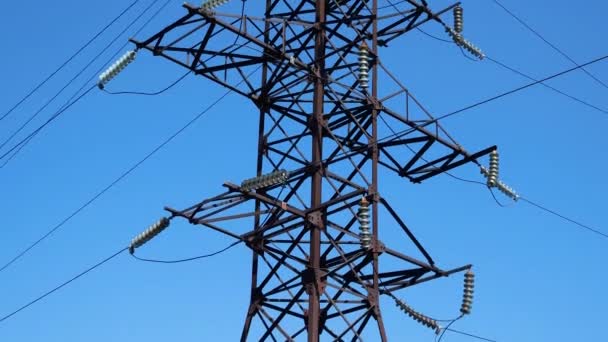 青空に対するワイヤーを備えた高圧パワーラインポール 電気の発電と輸送について エネルギーセキュリティ — ストック動画