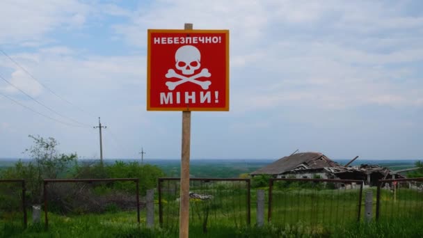 鉱山を読んでいるサインです ウクライナの村の緑の草の背景について 採掘された地域 ウクライナの民間人のための鉱山地帯の危険 ロシア ウクライナ戦争 2022 2023 — ストック動画