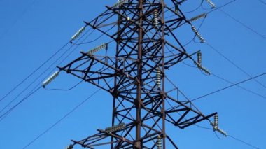 Mavi gökyüzünde kabloları olan yüksek voltajlı elektrik hatları. Panorama. Enerji güvenliği kavramı. Elektrik üretimi ve taşımacılığı. Elektrik tarifeleri