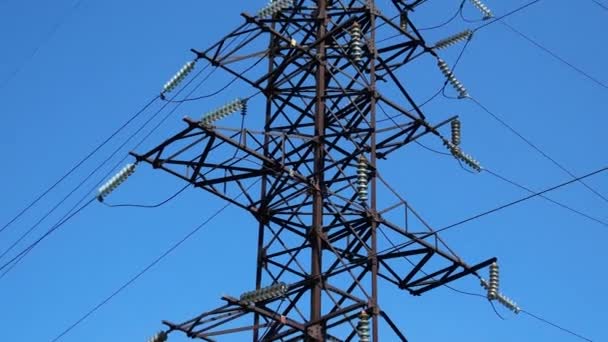 Líneas Eléctricas Alto Voltaje Con Cables Contra Cielo Azul Panorama — Vídeo de stock