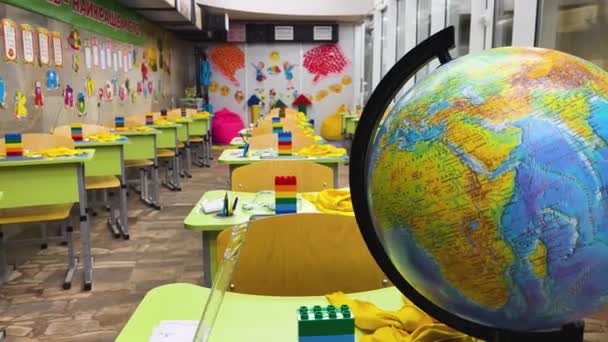 机のある学校の空いた教室と 教師の机の上の世界 パノラマ 学年初頭のコンセプトと小学生の教育 — ストック動画