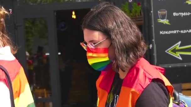 ウクライナのハリコフ 2023年9月2日 プライド中に彼女の顔に虹のマスクを着用した少女 Lgbtコミュニティの権利のための闘争 セクシズムに対する若者の闘争 — ストック動画