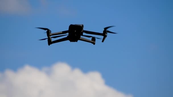 Drona Atârnă Cer Fundalul Norilor Realizează Videoclipuri Fotografii Înălțime Lamele — Videoclip de stoc