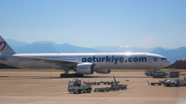 Antalya Törökország Június 2023 Repülőgép Kifutópályán Hegyek Hátterében Közelben Van — Stock videók