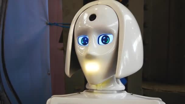 Robô Plástico Branco Humanóide Fala Vira Cabeça Pisca Olhos Inteligência — Vídeo de Stock