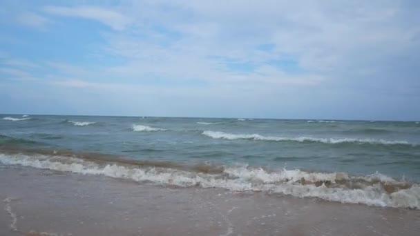 青空に向かって砂浜のある穏やかな海 海岸への泡ロールと波 — ストック動画