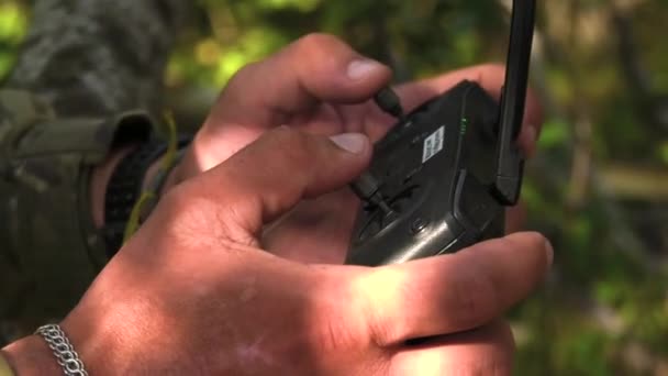 无法辨认的手控制着无人机的遥控装置无人机操作员的工作 军事空中侦察 — 图库视频影像