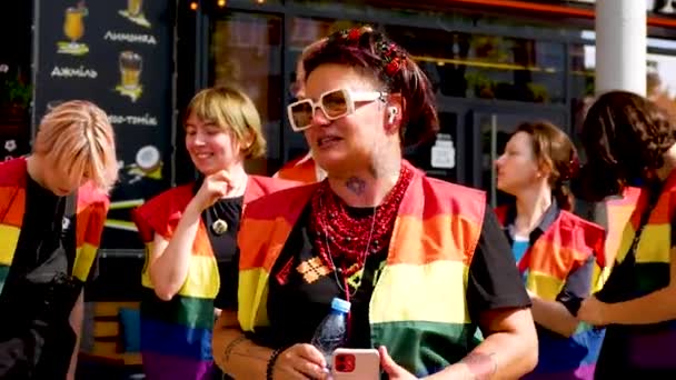 哈尔科夫 乌克兰 2023年9月2日 在骄傲时期穿着彩虹背心的女孩和男孩 男女同性恋 双性恋和变性者群体争取平等权利的斗争 同性婚姻的合法化 — 图库视频影像