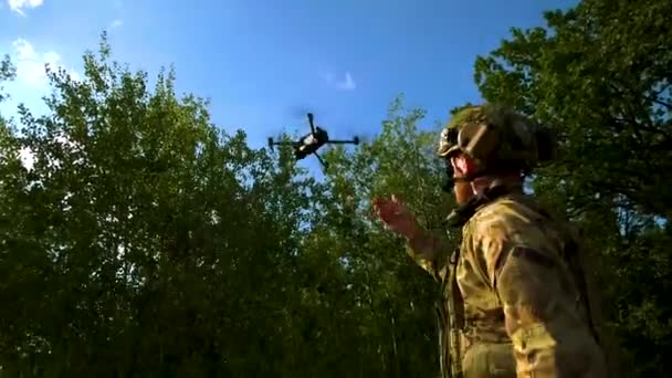 乌克兰哈尔科夫 2023年9月2日 一名身着军服 身披森林地带的战士将一辆四合院的四合院车放在他的手上 在战争中的空中侦察工作 2022 2023年俄乌战争 — 图库视频影像
