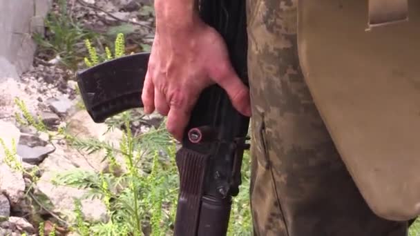 Guerrero Sostiene Rifle Asalto Kalashnikov Bajado Uniforme Camuflaje Una Armadura — Vídeos de Stock