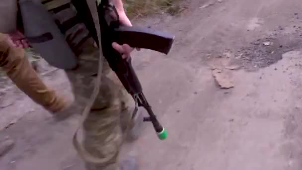 Los Soldados Uniformes Camuflaje Caminan Largo Camino Tierra Sosteniendo Armas — Vídeo de stock