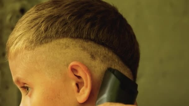 用剪子剪男孩的头发 他把他的太阳穴和后脑勺剃光了 护理头发 在家里理发 — 图库视频影像