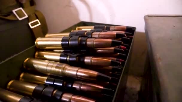 箱の中の機関銃のためのカートリッジがたくさん 正面から弾薬 武器と弾薬の不足という概念 リアル — ストック動画