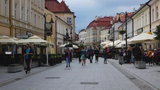 Rzeszow Poland June 2023 Pedestrian Old Center European City 人们正慢慢地沿街走着 — 图库视频影像