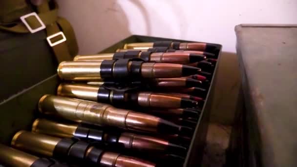 Багато Набоїв Кулемета Коробці Боєприпаси Спереду Концепція Дефіциту Зброї Боєприпасів — стокове відео