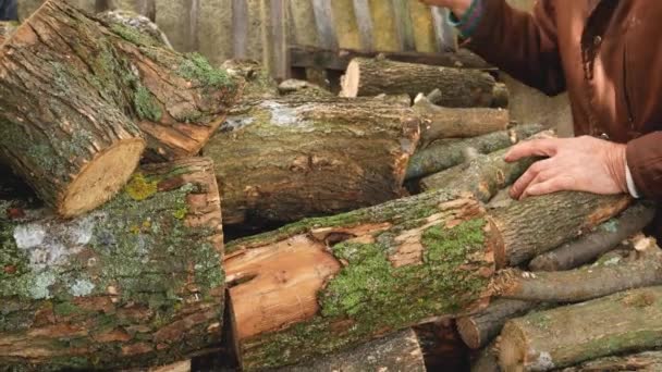 Een Onherkenbare Man Stapelt Brandhout Bij Het Huis Voorbereiding Voor — Stockvideo
