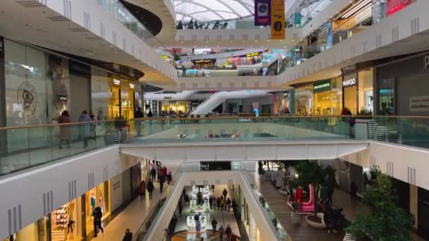 ハリコフ ウクライナ 2023 大都市の近代的な大型ショッピングセンター 多くのタイヤ ガラス通路 側面の店の窓 — ストック動画
