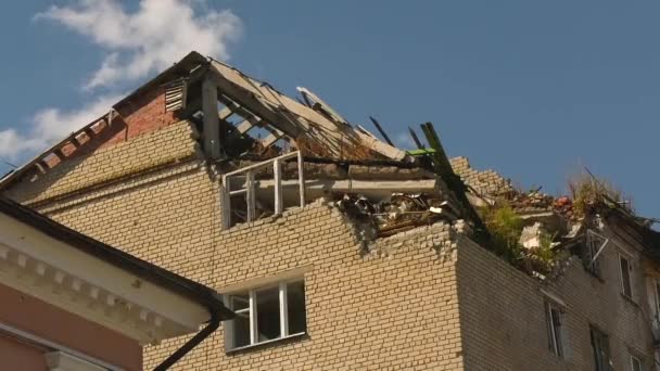乌克兰城市中的一座房屋在炮击后被毁 这所房子没有屋顶 也没有外墙的一部分 2022 2023年俄乌战争 — 图库视频影像