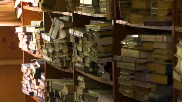 Tumpukan Buku Kertas Rak Perpustakaan Konsep Membaca Dan Menyimpan Buku — Stok Video