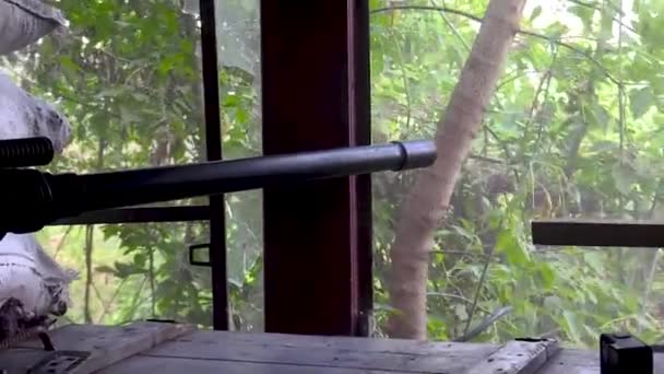マシンガンの銃口が窓から発射される クローズアップショット リアルファイティング — ストック動画