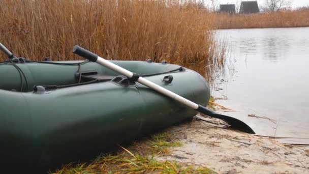 Μια Λαστιχένια Βάρκα Κουπί Στέκεται Στην Όχθη Της Λίμνης Στα — Αρχείο Βίντεο