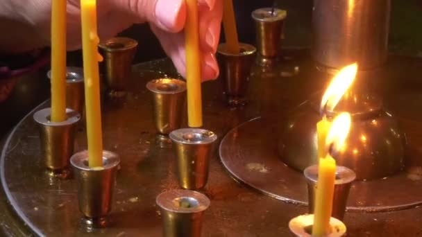 Dłoń Kobiety Umieszcza Płonącą Świecę Pobliżu Ortodoksyjnego Krzyża Kościele Modlitwa — Wideo stockowe