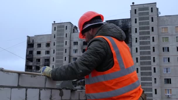 Kharkiv Ucraina Novembre 2022 Costruttore Con Casco Giubbotto Arancione Posa — Video Stock