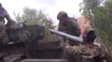 Kharkiv, Ukrayna - 28 Ağustos 2023: Askerler bir top dolduruyor. Deliğin içine büyük bir mermi yerleştiriliyor. Savaş için hazırlık. Rusya-Ukrayna Savaşı