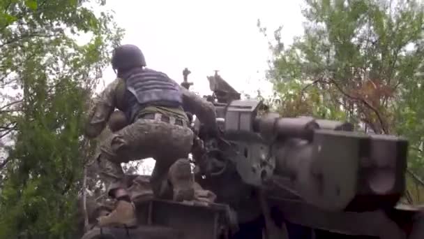哈尔科夫 乌克兰 2023年8月28日 加农炮射击 一个士兵坐在枪上 开了一枪 战场上 俄罗斯 乌克兰战争 — 图库视频影像
