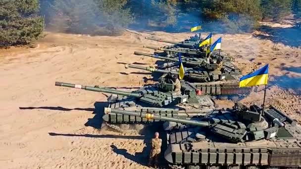 乌克兰哈尔科夫 2023年10月10日 在演习前 悬挂乌克兰国旗的坦克站在训练场 其中一辆坦克向前推进 一场真正的战争俄罗斯 乌克兰战争 — 图库视频影像