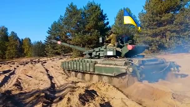 乌克兰哈尔科夫 2023年10月10日 一辆悬挂乌克兰国旗的坦克在沙地上行驶 一个士兵坐在盔甲上 坦克移动到战斗位置 乌克兰反攻 俄罗斯 — 图库视频影像