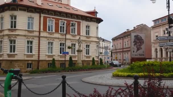 波兰Rzeszow 2023年6月15日 欧洲城市中心的一个小的舒适的广场 周围的车 旁边有老房子 一个剧场 — 图库视频影像