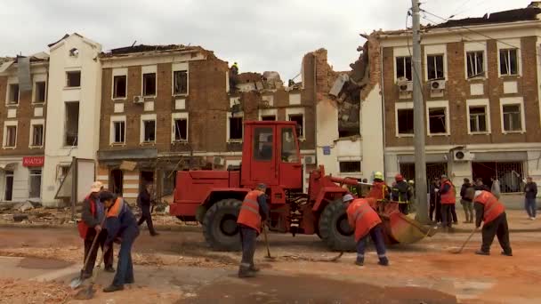 Kharkiv Ukrajna Október 2023 Munkások Eltávolítják Törmeléket Építőipari Törmelékből Egy — Stock videók
