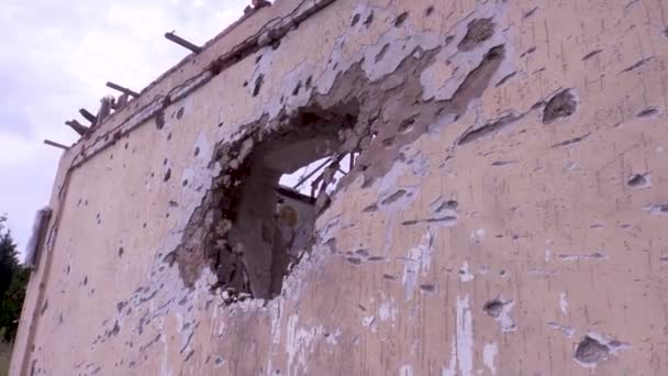 Díra Zdi Domu Poté Zasáhla Dělostřelecká Nábojnice Zničení Civilních Domů — Stock video