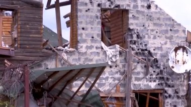 Topçu bombardımanı sırasında bir yerleşim yeri yıkıldı. Köy için olan çatışmaların sonuçları. Gerçek bir savaş, harabeler. Rusya-Ukrayna Savaşı