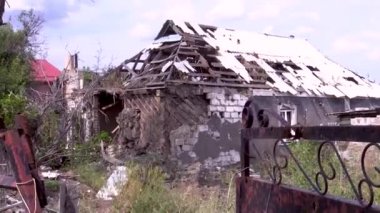Ukrayna 'nın bir köyündeki savaş sırasında yıkılan bir konut binası. Kırık çatılı bir ev. Rus-Ukrayna savaşı. Huzurlu Köylerin Bombardımanı