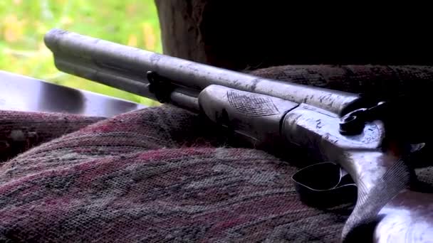 Silah Yatak Örtüsünün Üzerinde Yatıyor Silahın Namlusu Açık Pencereden Dışarı — Stok video