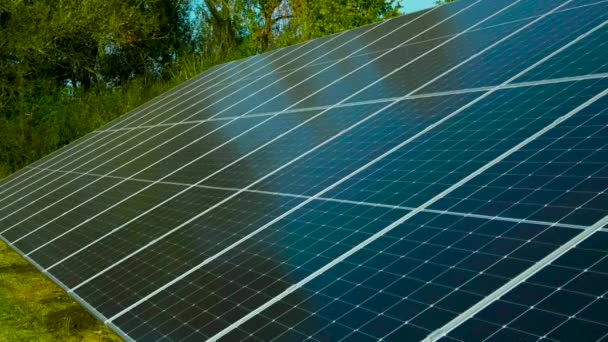 Große Sonnenkollektoren Stehen Dorf Beschaffung Alternativer Energieformen Strom Aus Der — Stockvideo