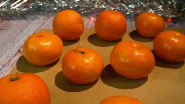 Zralé Šťavnaté Mandarinky Stole Vánoční Světla Pozadí Panorama Sladkosti Ovoce — Stock video