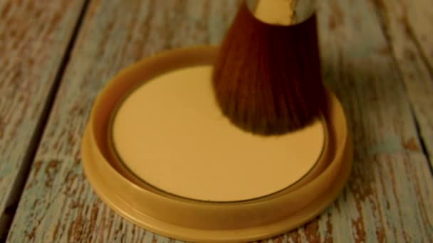 化粧ブラシは粉の箱の上に移動する ブラシは化粧粉を集めるために使用されます 顔に粉末を塗布する メイクアップ — ストック動画