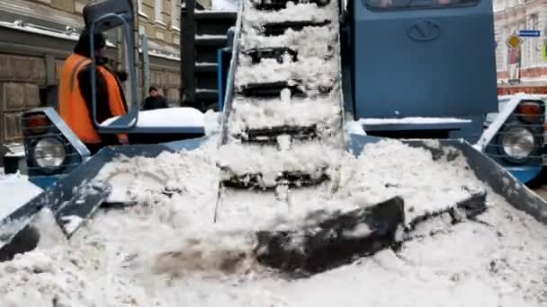 Los Quitanieves Quitan Nieve Las Calles Ciudad Invierno Cargador Cinturón — Vídeos de Stock