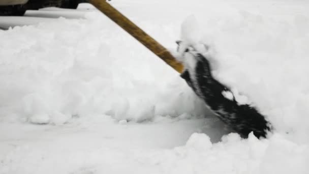 Człowiek Odśnieża Ulicę Zimą Pada Śnieg Śnieg Płynie Ulicach Burza — Wideo stockowe