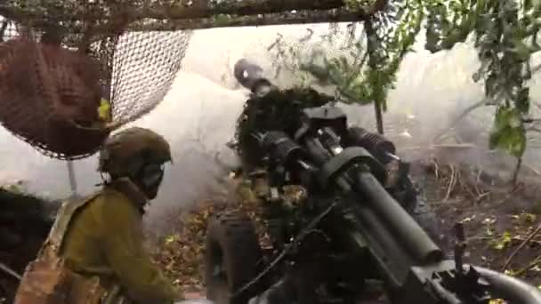 Charków Ukraina Października 2023 Żołnierz Mundurze Strzela Armaty Działo Wystrzeliwuje — Wideo stockowe