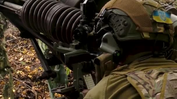 Kharkiv Ukraina Oktober 2023 Seorang Tentara Melihat Melalui Penglihatan Mengarahkan — Stok Video