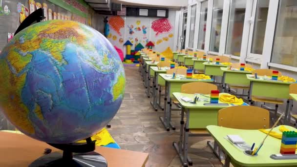 Een Klaslokaal Ligt Een Wereldbol Het Lerarenbureau Bureaus Met Schoolspullen — Stockvideo